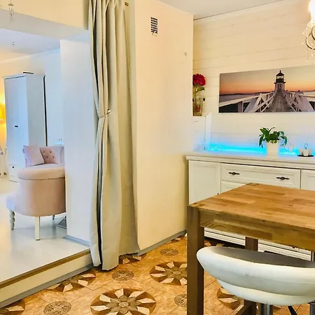 Korter Romantic Near The Beach, Free Parking, Self Check In